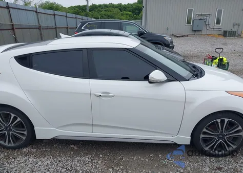2016 Hyundai Veloster Turbo z USA, uszkodzony, nr VIN KMHTC6AEXGU268764